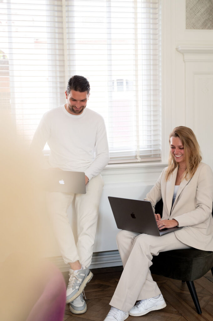 Demi en Tim aan het werk op kantoor One Online